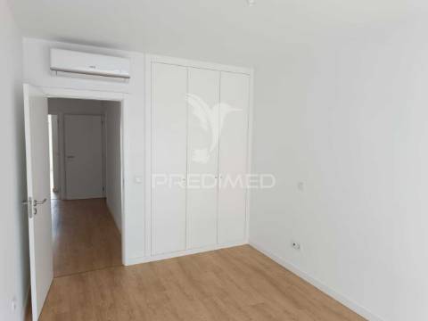 Apartamento t3 semi-novo ( nunca foi habitado ) com vistas sobre a cidade e o rio douro, no peso da régua