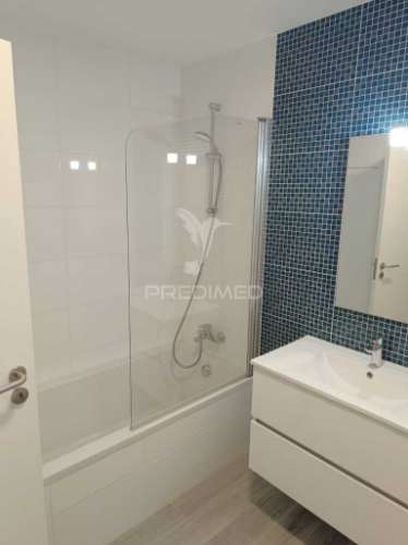 Apartamento t3 semi-novo ( nunca foi habitado ) com vistas sobre a cidade e o rio douro, no peso da régua