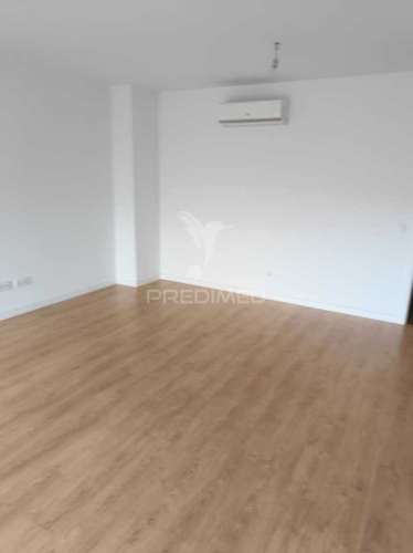 Apartamento t3 semi-novo ( nunca foi habitado ) com vistas sobre a cidade e o rio douro, no peso da régua