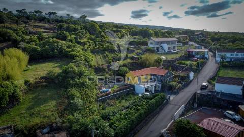 Moradia com 3 estúdios