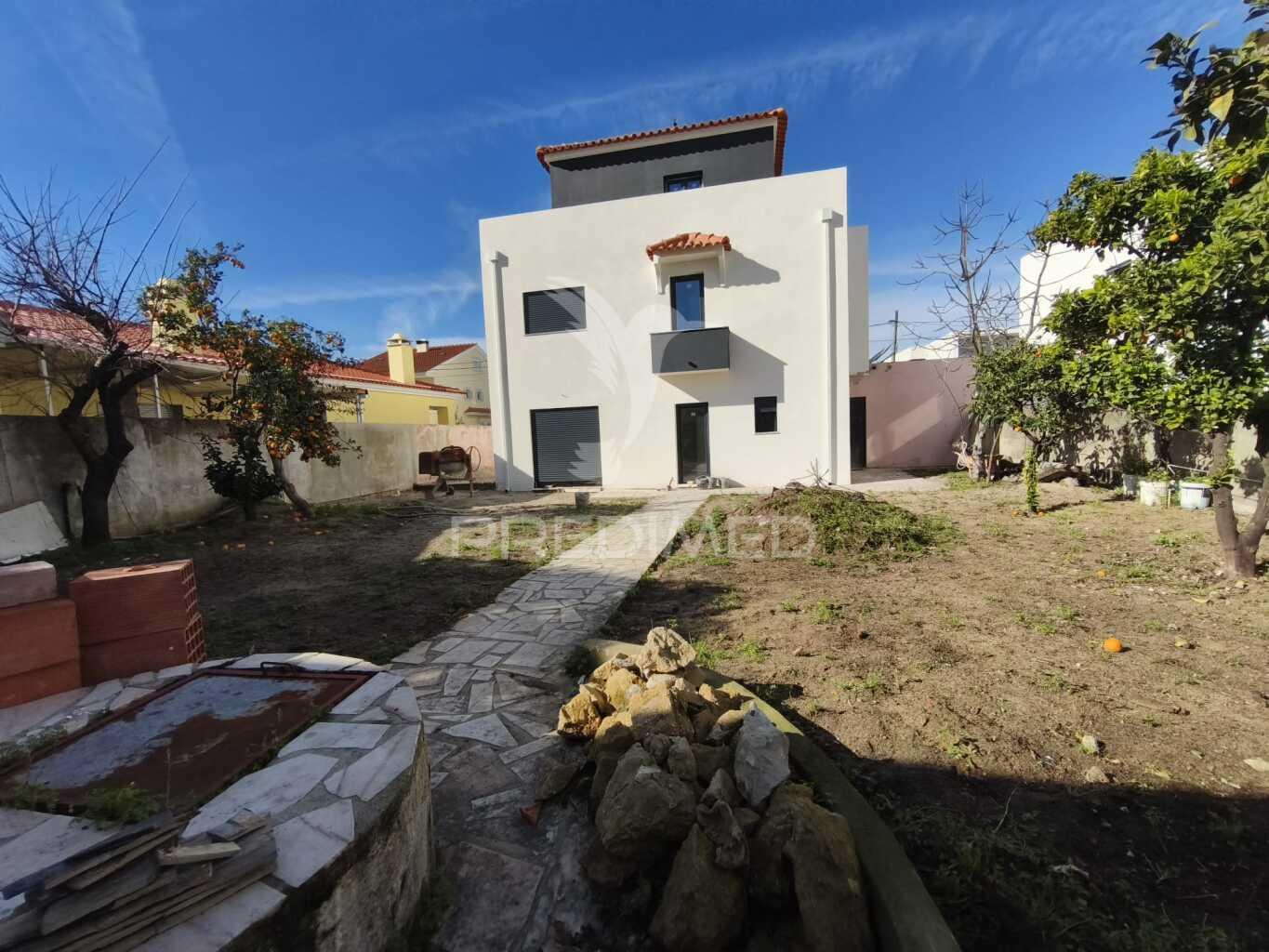 Moradia t5-piscina-garagem-parqueamt.-fernão ferro-seixal