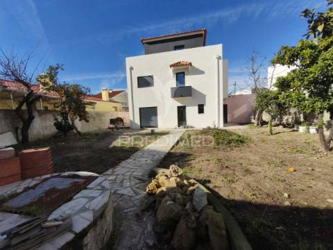 Moradia t5-piscina-garagem-parqueamt.-fernão ferro-seixal