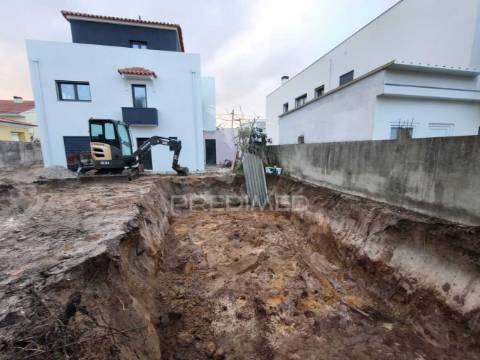 Moradia t5-piscina-garagem-parqueamt.-fernão ferro-seixal