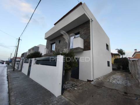 Moradia t5-piscina-garagem-parqueamt.-fernão ferro-seixal