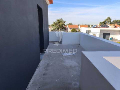 Moradia t5-piscina-garagem-parqueamt.-fernão ferro-seixal