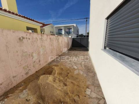 Moradia t5-piscina-garagem-parqueamt.-fernão ferro-seixal