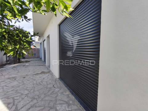 Moradia t5-piscina-garagem-parqueamt.-fernão ferro-seixal