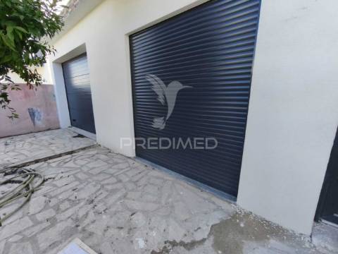 Moradia t5-piscina-garagem-parqueamt.-fernão ferro-seixal