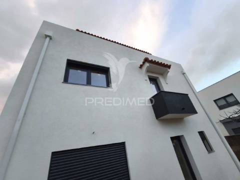 Moradia t5-piscina-garagem-parqueamt.-fernão ferro-seixal