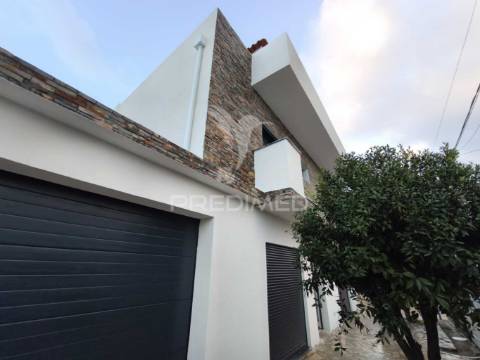 Moradia t5-piscina-garagem-parqueamt.-fernão ferro-seixal