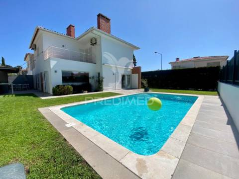 Moradia t4 para arrendamento na aroeira