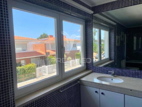 Moradia t4 para arrendamento na aroeira