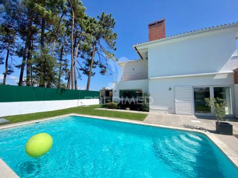 Moradia t4 para arrendamento na aroeira