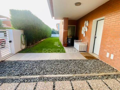 Moradia t4 para arrendamento na aroeira