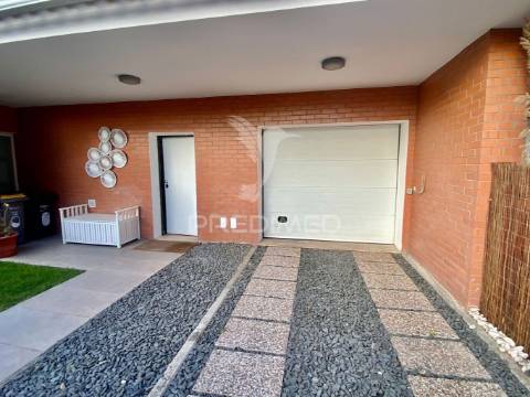 Moradia t4 para arrendamento na aroeira