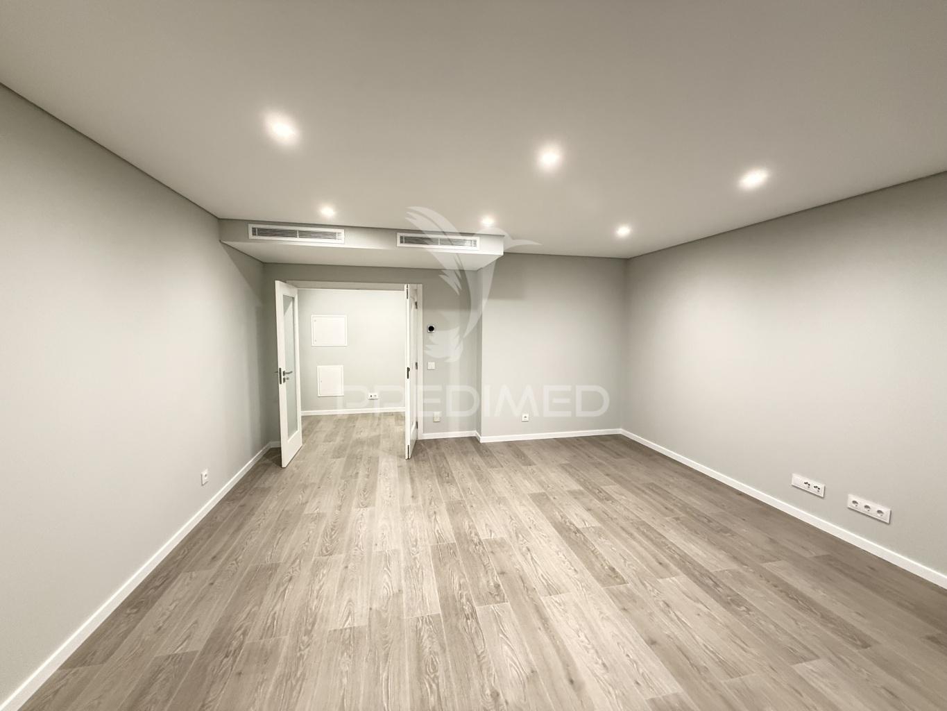 T2 novo c/ garagem e acabamentos de luxo a 5 min da praia
