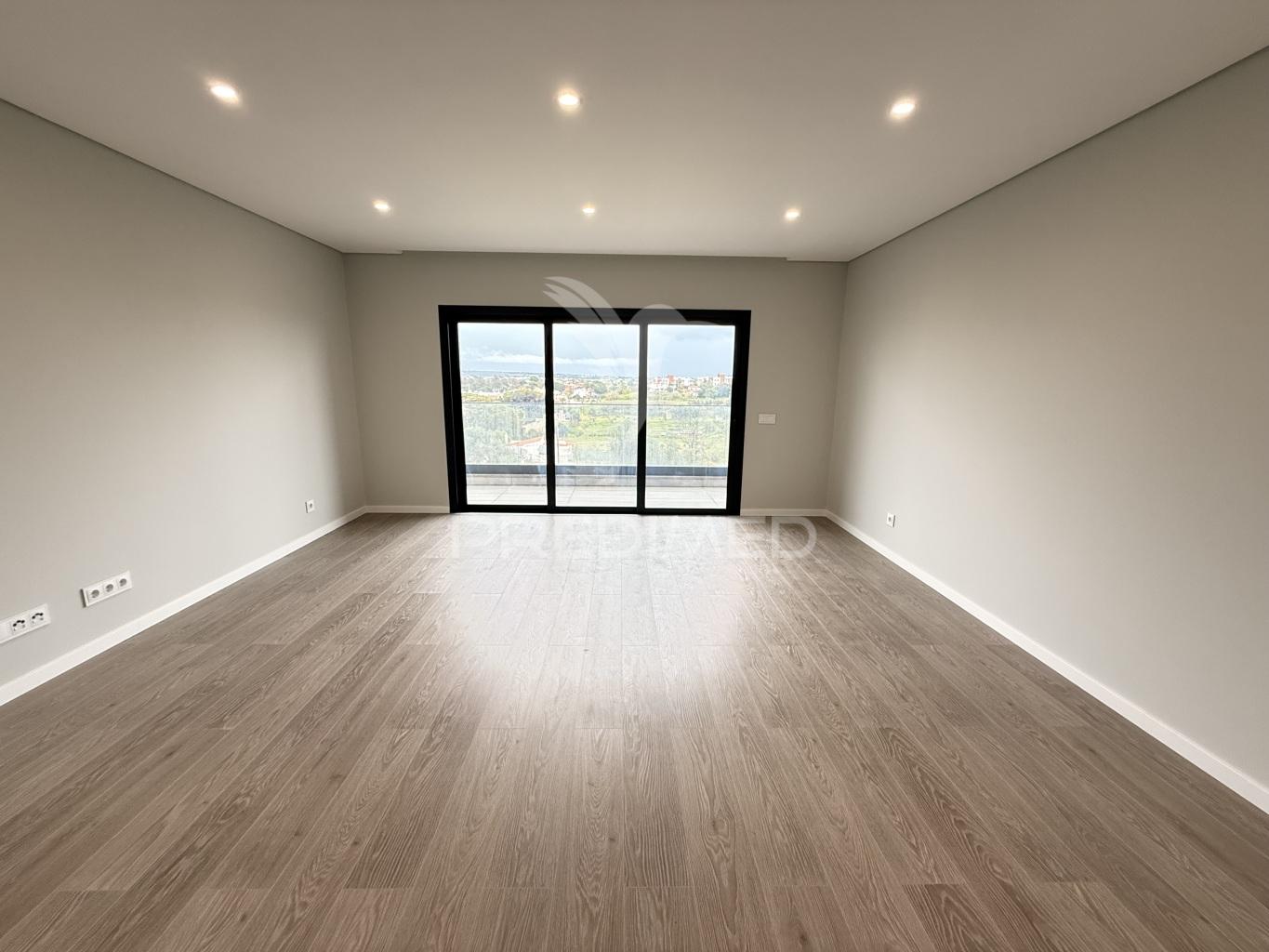 T2 novo c/ garagem e acabamentos de luxo a 5 min da praia