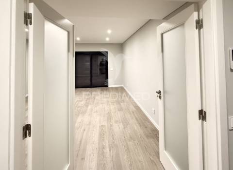 T2 novo c/ garagem e acabamentos de luxo a 5 min da praia