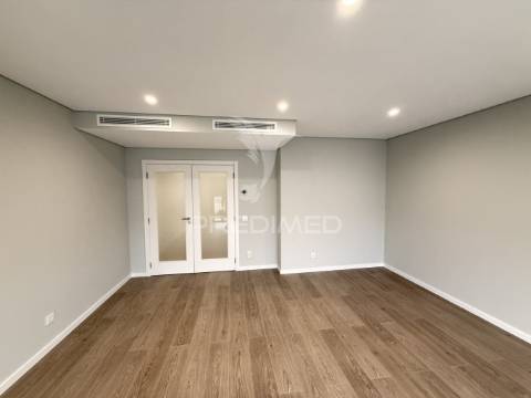 T2 novo c/ garagem e acabamentos de luxo a 5 min da praia