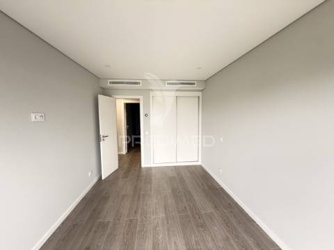 T2 novo c/ garagem e acabamentos de luxo a 5 min da praia