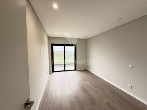 T2 novo c/ garagem e acabamentos de luxo a 5 min da praia