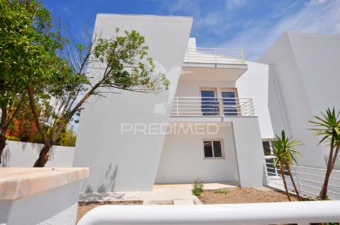 Moradia t4 com áreas amplas, garagem 100m² e vista desafogada!