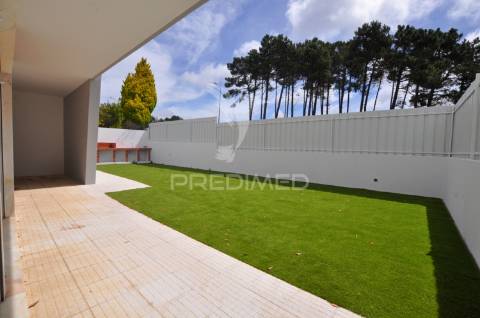 Moradia t4 com áreas amplas, garagem 100m² e vista desafogada!