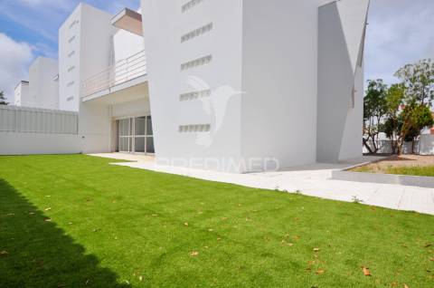 Moradia t4 com áreas amplas, garagem 100m² e vista desafogada!