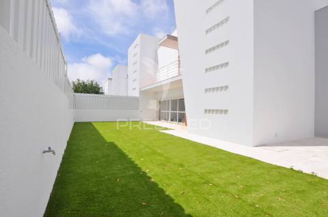 Moradia t4 com áreas amplas, garagem 100m² e vista desafogada!