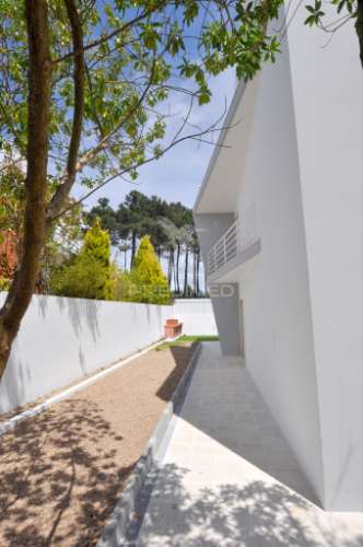 Moradia t4 com áreas amplas, garagem 100m² e vista desafogada!