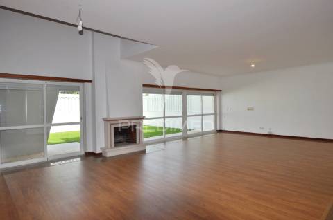 Moradia t4 com áreas amplas, garagem 100m² e vista desafogada!