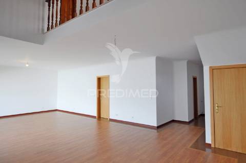 Moradia t4 com áreas amplas, garagem 100m² e vista desafogada!