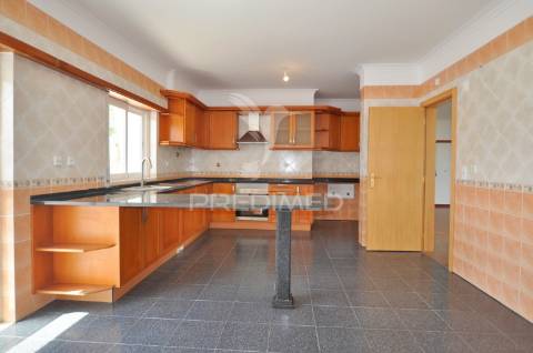 Moradia t4 com áreas amplas, garagem 100m² e vista desafogada!