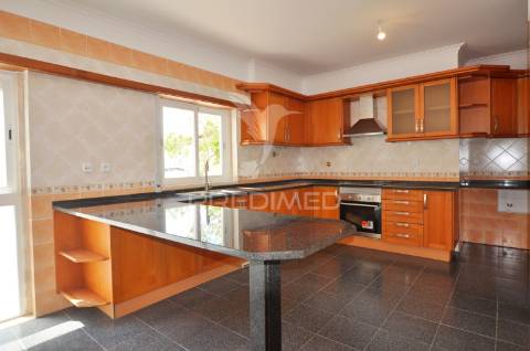 Moradia t4 com áreas amplas, garagem 100m² e vista desafogada!