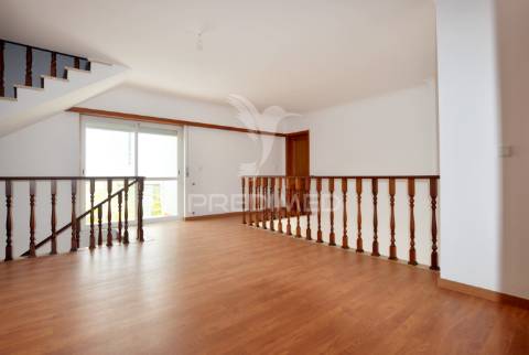 Moradia t4 com áreas amplas, garagem 100m² e vista desafogada!