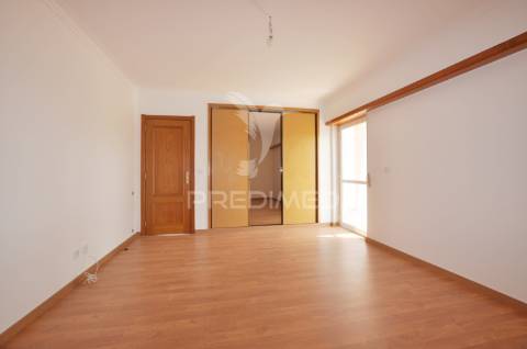 Moradia t4 com áreas amplas, garagem 100m² e vista desafogada!