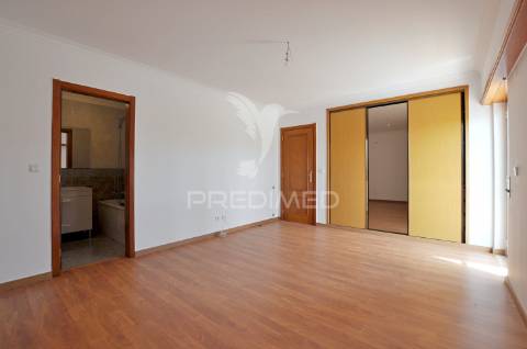 Moradia t4 com áreas amplas, garagem 100m² e vista desafogada!