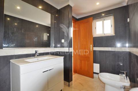 Moradia t4 com áreas amplas, garagem 100m² e vista desafogada!