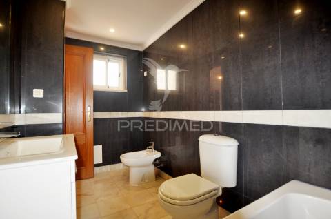 Moradia t4 com áreas amplas, garagem 100m² e vista desafogada!