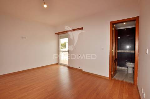 Moradia t4 com áreas amplas, garagem 100m² e vista desafogada!