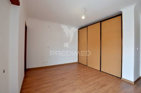 Moradia t4 com áreas amplas, garagem 100m² e vista desafogada!