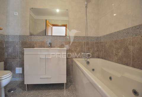 Moradia t4 com áreas amplas, garagem 100m² e vista desafogada!