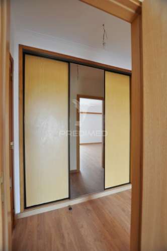 Moradia t4 com áreas amplas, garagem 100m² e vista desafogada!