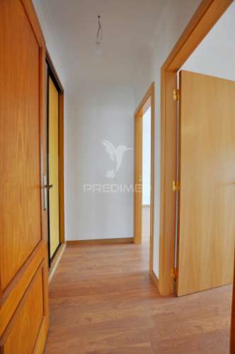 Moradia t4 com áreas amplas, garagem 100m² e vista desafogada!