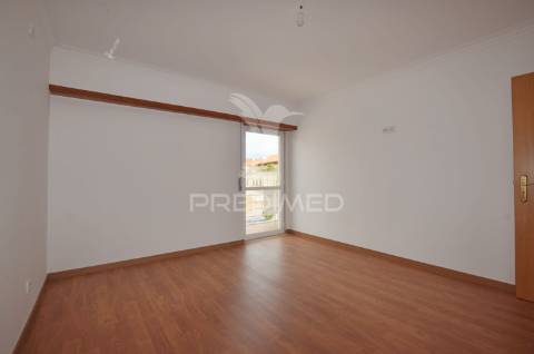 Moradia t4 com áreas amplas, garagem 100m² e vista desafogada!