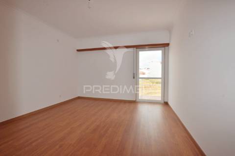 Moradia t4 com áreas amplas, garagem 100m² e vista desafogada!