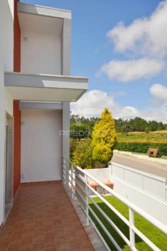 Moradia t4 com áreas amplas, garagem 100m² e vista desafogada!