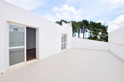 Moradia t4 com áreas amplas, garagem 100m² e vista desafogada!