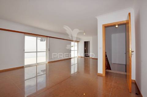 Moradia t4 com áreas amplas, garagem 100m² e vista desafogada!