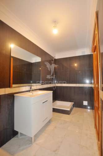 Moradia t4 com áreas amplas, garagem 100m² e vista desafogada!